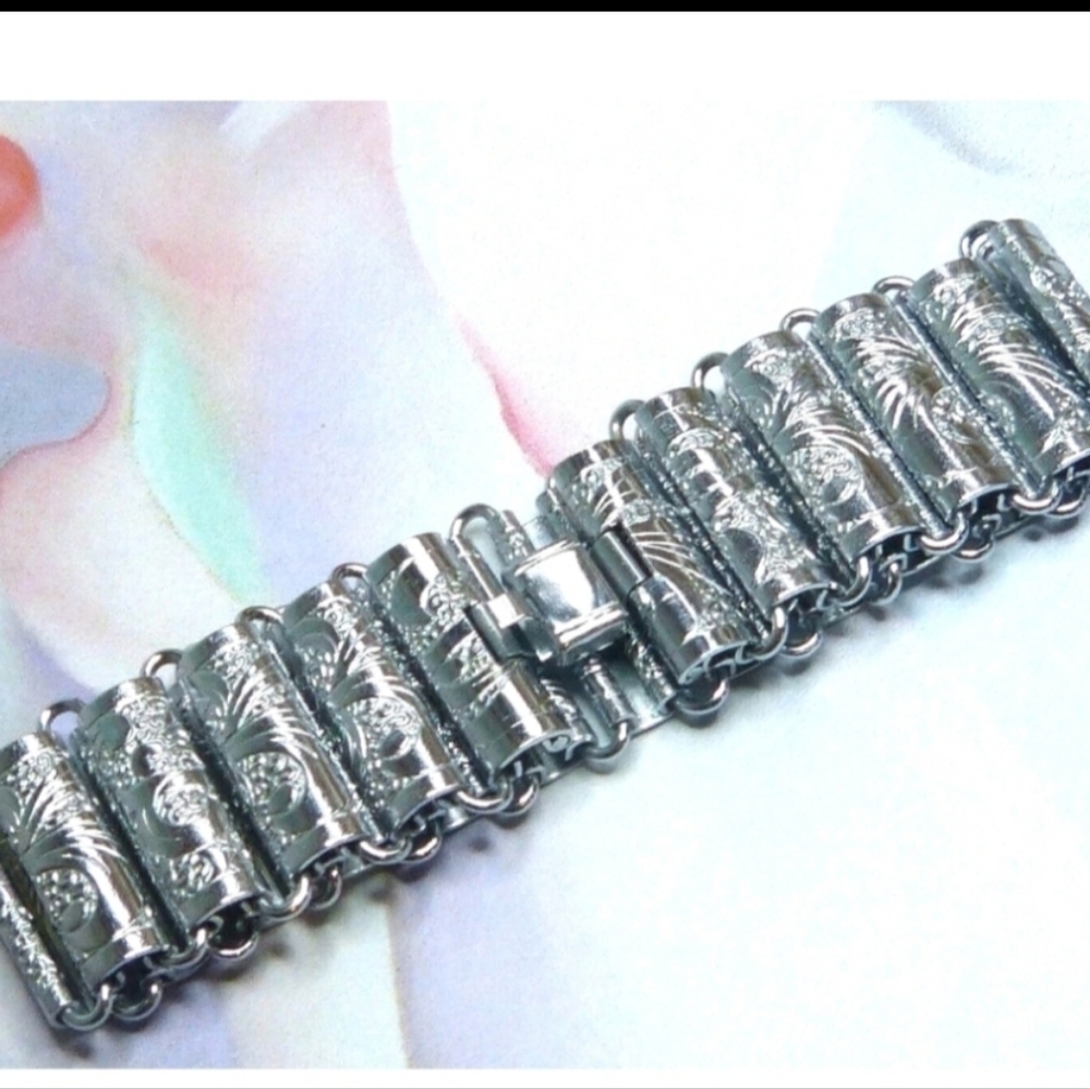 *RARE* Vintage Bright Finish Stainless Steel Embossed Book-Chain Link Bracelet - Picture 4 of 11